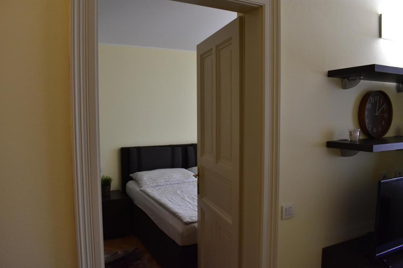 Apartment Vikroria - Halkova 5 Prague Exterior photo